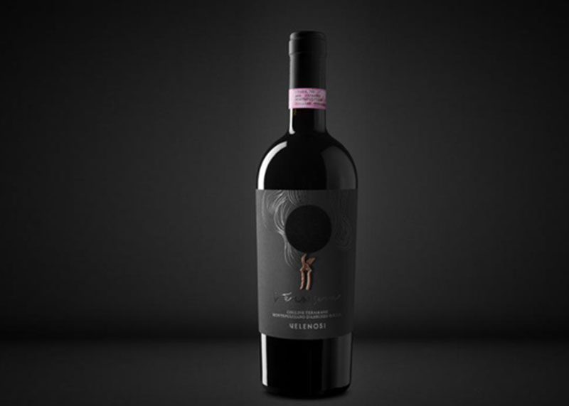 我有故事你有酒嗎?一瓶在瓶子上放電影的葡萄酒