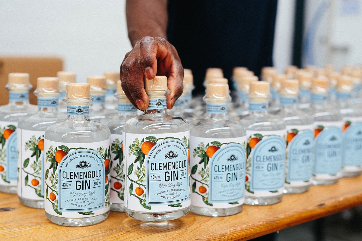 經(jīng)典海角干燥風(fēng)格，淡淡的柑橘味白酒包裝設(shè)計(jì)