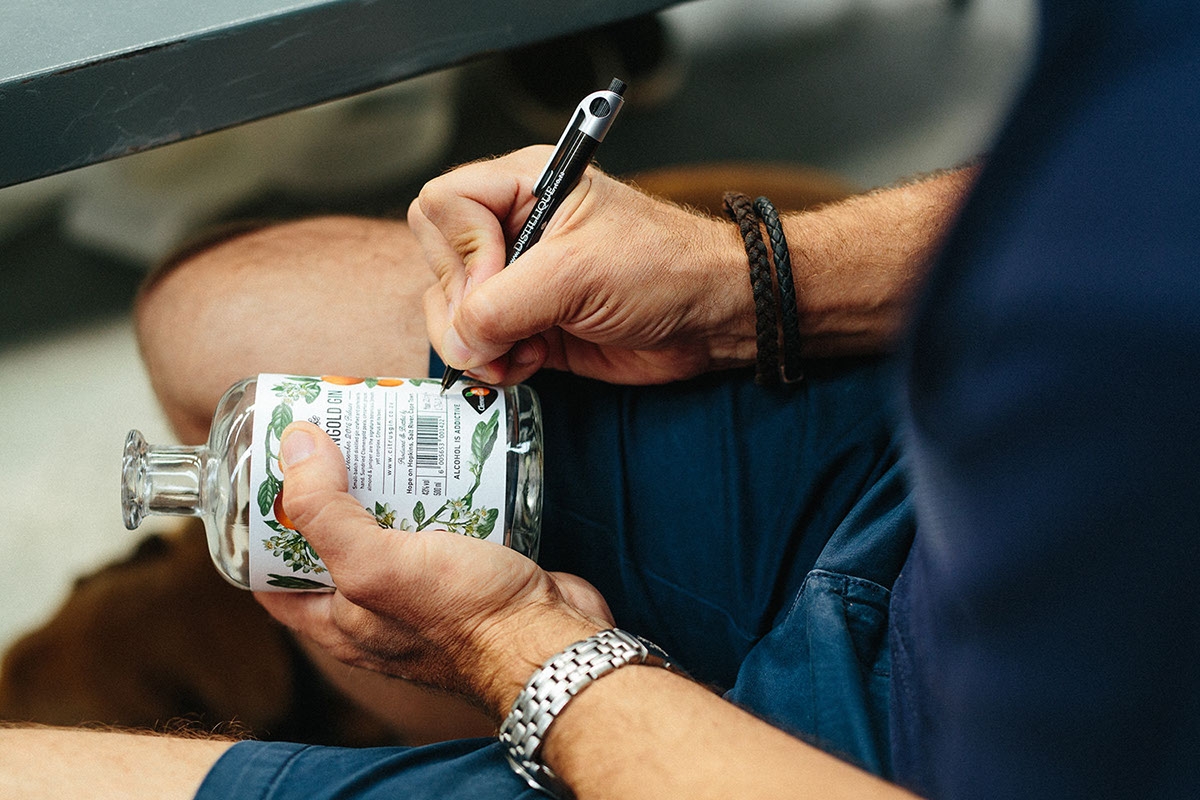 經(jīng)典海角干燥風(fēng)格，淡淡的柑橘味白酒包裝設(shè)計(jì)